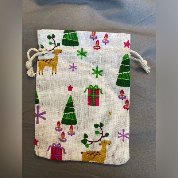 ❤️10/$10❤️ Festive Holiday Gift Bag with Reindeer and Trees - Picture 1 of 3